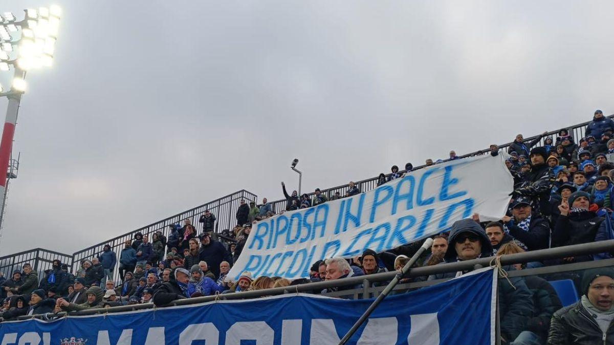 Lo striscione per Carlo