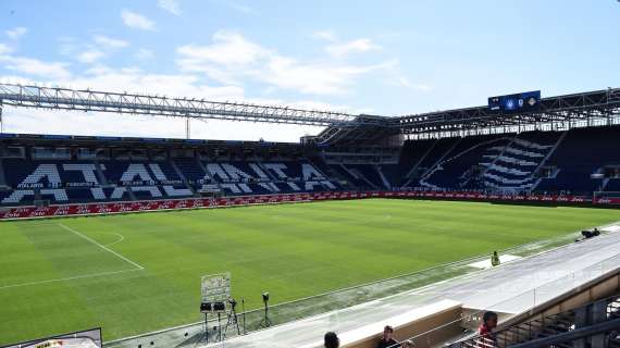 Gewiss Stadium: piazzale intitolato a Goisis, giardini alla notte di Dublino