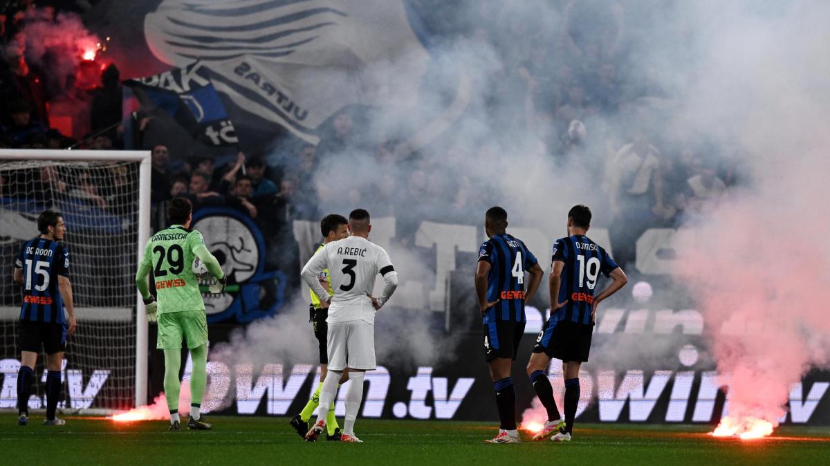 Torce in campo a Bergamo