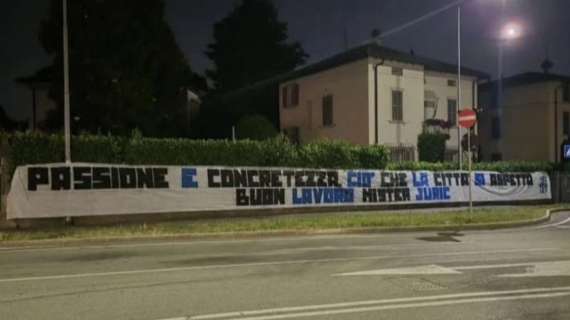 Lo striscione della Nord