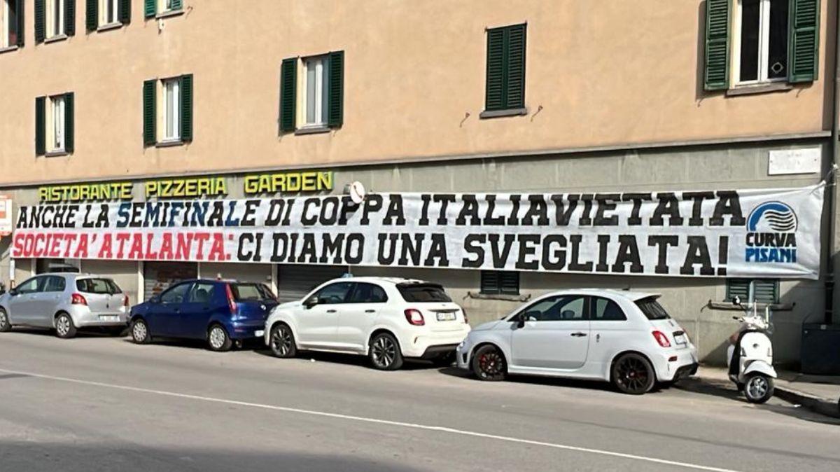 Lo striscione della Nord