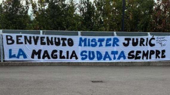 Lo striscione per Juric