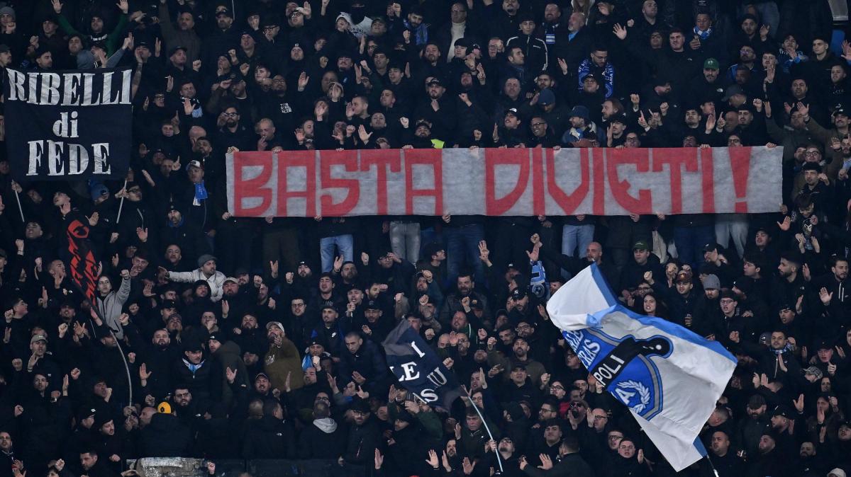 Fuori dallo stadio di Bergamo spunta uno striscione: è degli ultras del Napoli