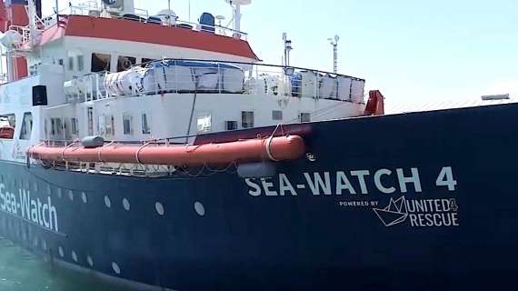 Sea Watch: "Noi bloccati per 11 ore"