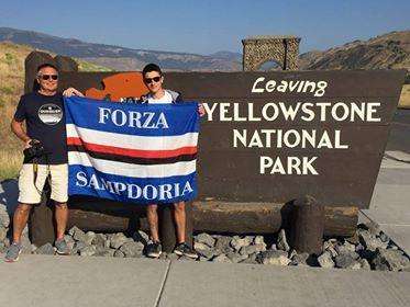 "Bevo e scatto per la Samp": la bandiera blucerchiata di Enrico e Matteo a Yellowstone