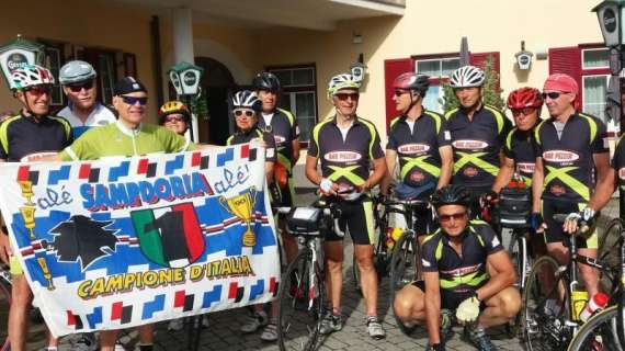 "Bevo e scatto per la Samp": tour in bici con bandiera blucerchiata