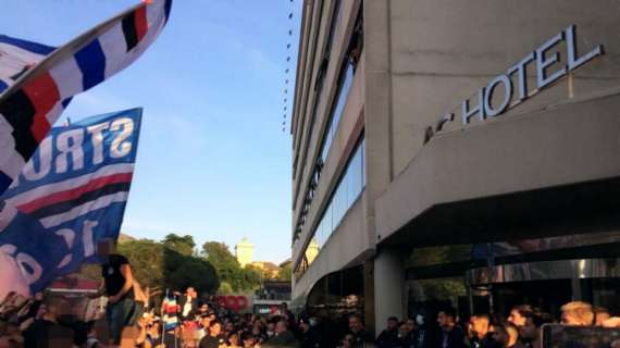 Verso Sampdoria - Genoa: tifosi all'AC Hotel per incitare la squadra (foto)