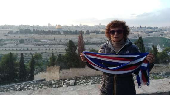 "Bevo e scatto con la Samp": Francesca in Israele con la sciarpa della Samp
