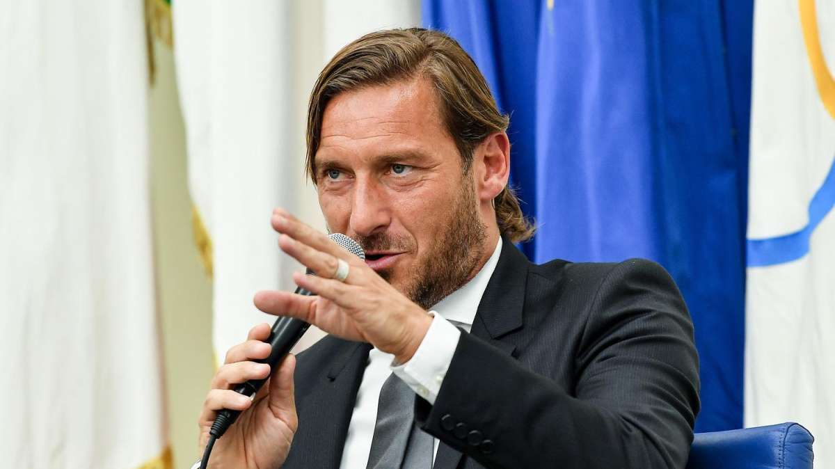 Totti si complimenta con Quagliarella per il rinnovo