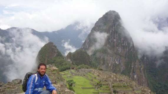 "Bevo e scatto per la Samp":  Machu Picchu blucerchiata