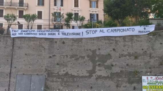 Striscione Fieri Fossato contro ripresa campionati