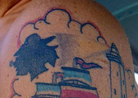 "Bevo e scatto per la Samp": Donato, primo tatuaggio blucerchiato a 54 anni
