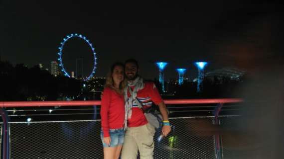 "Bevo e scatto per la Samp": Stefania e Matteo, blucerchiati a Singapore