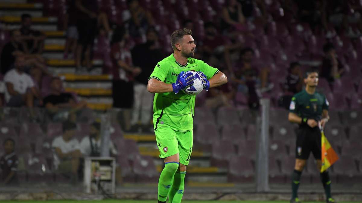 Sampdoria-Cosenza: al 35' Micai salva in tuffo su Borini