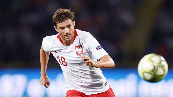 Polonia supera Albania (1-0) e la scavalca. Bereszynski entra nel recupero 