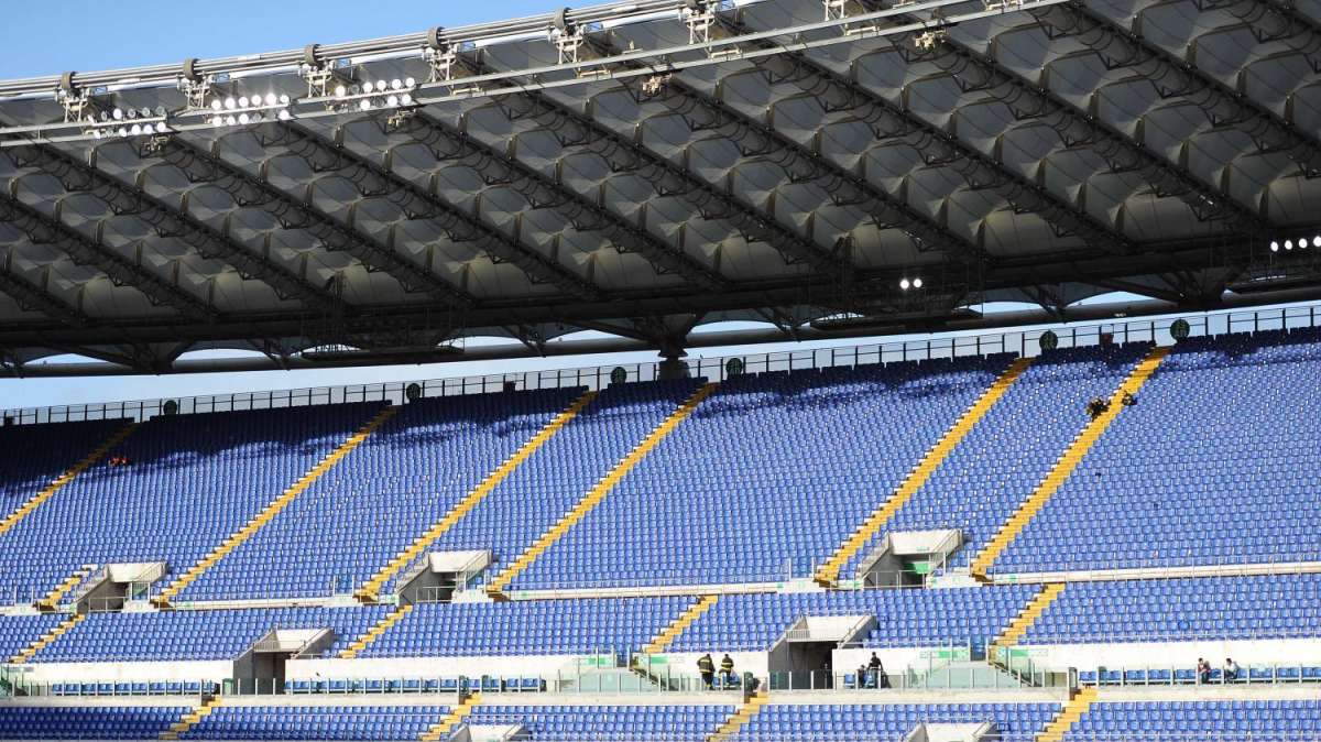 Sul pullman della Samp disegnate croce celtica e svastica