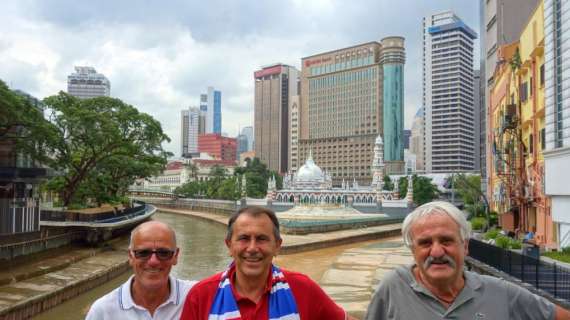 "Bevo e scatto per la Samp": Enzo, Maurizio e Giorgio a Kuala Lumpur