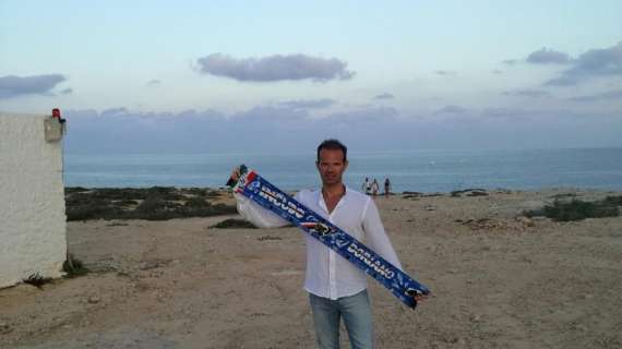 "Bevo e scatto per la Samp": Luca, con la sciarpa blucerchiata a Lampedusa