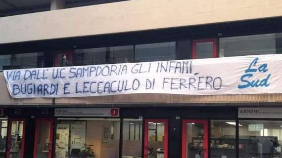 Sampdoria, striscione Gruppi della Sud fuori dalla sede