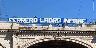 Esposto striscione contro Ferrero sul Ponte Monumentale