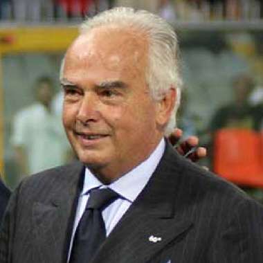 Genoani lanciano birra a Garrone, il presidente ci scherza su