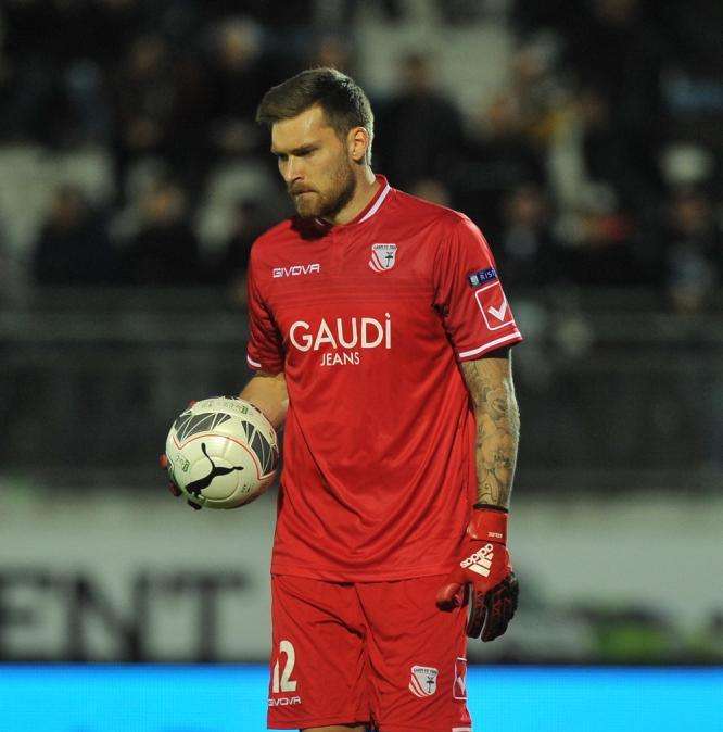 Viviano si ferma nel riscaldamento, debutto di Belec