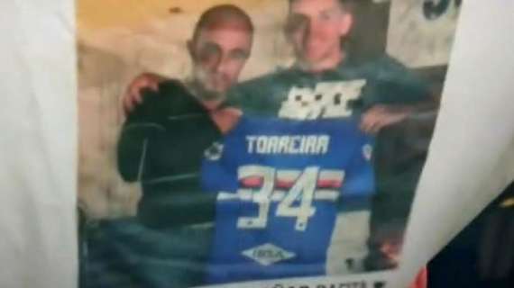 Torreira omaggia amico scomparso mostrando una foto con la maglia blucerchiata