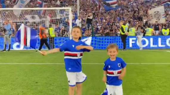 Social Sampdoria, Gabbiadini festeggia insieme ai figli sotto la Sud