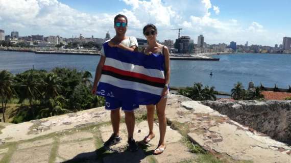 "Bevo e scatto per la Samp": Sergio e Valentina con la bandiera sempre in valigia