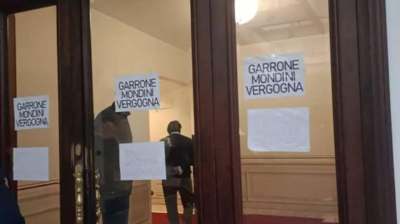 Fondazione Garrone, volantini di protesta appesi sul portone in via Piaggio