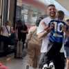 Berardi torna a casa dopo il ritiro. Che abbraccio con il figlio Nicolò - VIDEO