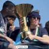 VIDEO - Raspadori e Politano show: con le sigarette alla festa Scudetto del Napoli