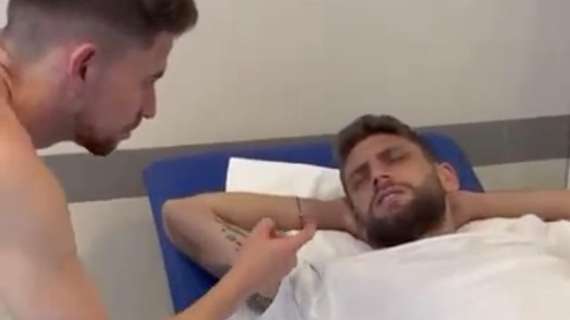 Lo scherzo di Jorginho a Berardi durante il ritiro dell'Italia - VIDEO
