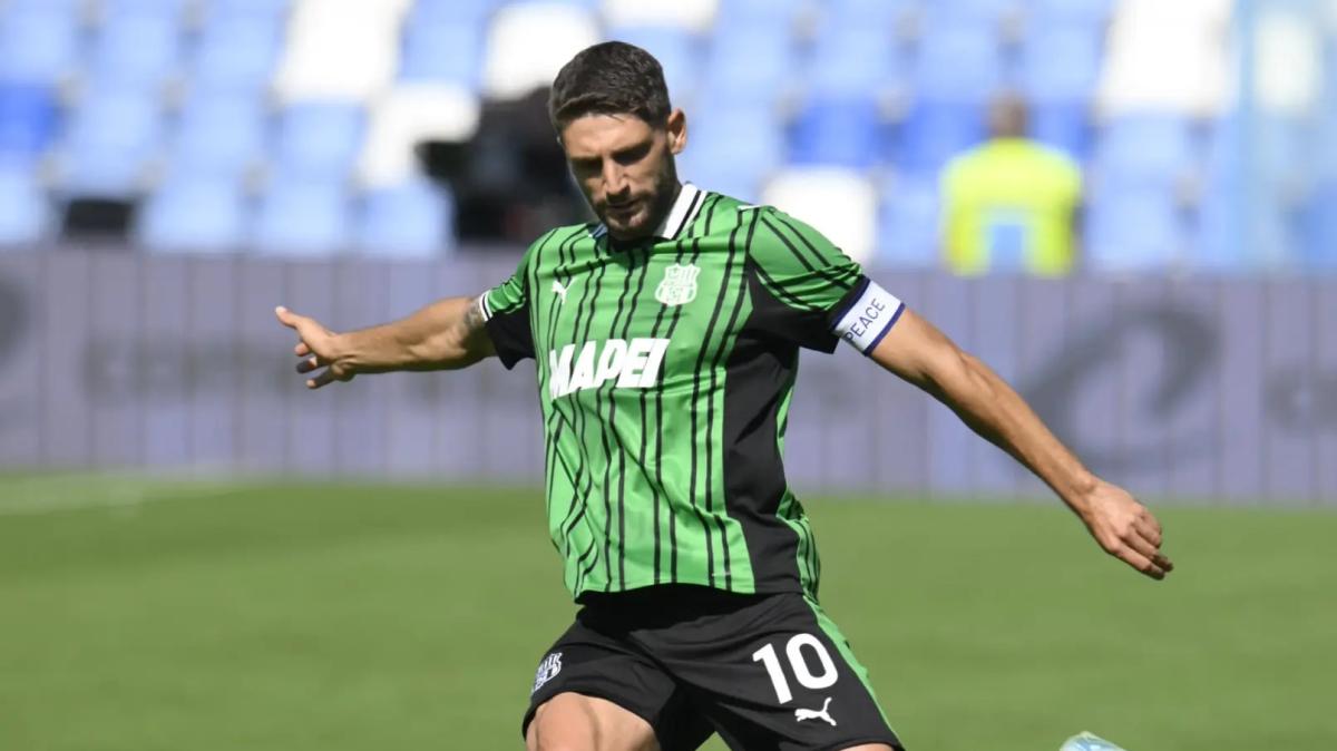 Berardi regala la maglia a Nicola Riva, figlio di Gigi: "Regalo speciale. Le bandiere vanno onorificate"