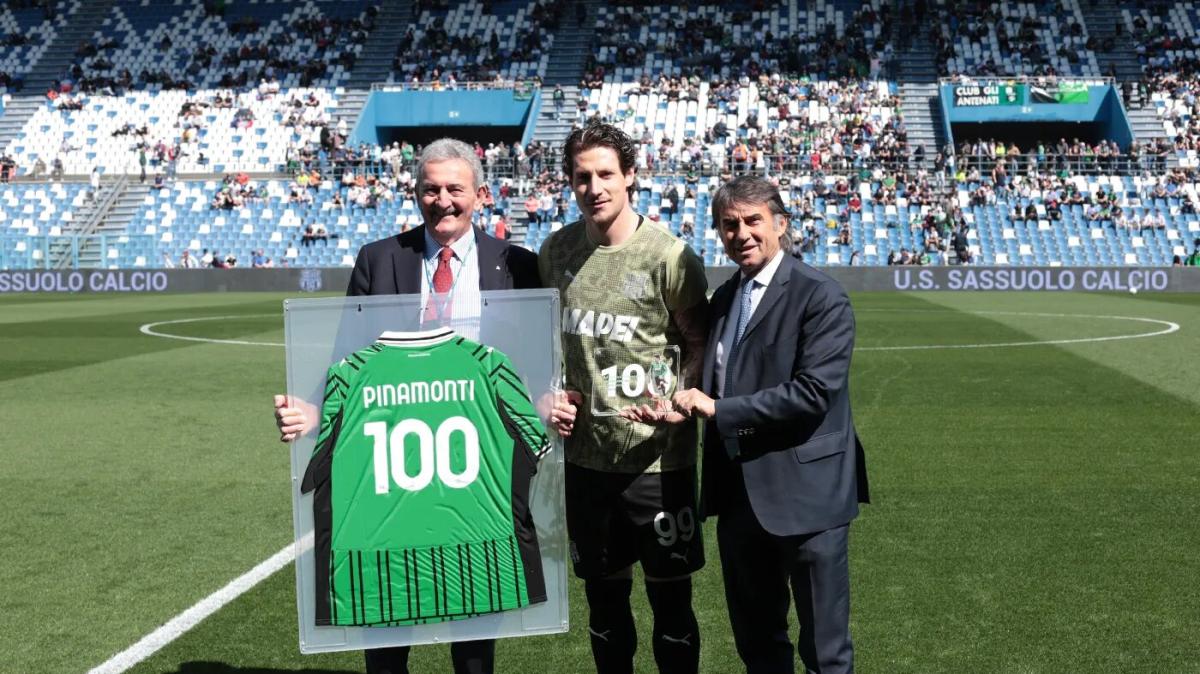 Andrea Pinamonti premiato per le 100 presenze col Sassuolo