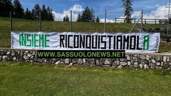 Sassuolo, striscione dei tifosi nel ritiro di Ronzone: "Insieme riconquistiamolA"