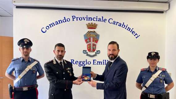 Medaglia Scudetto Pioli riconsegnata al tecnico dai Carabinieri di Reggio Emilia