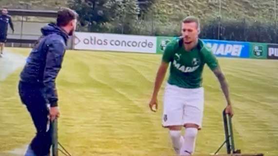 Haraslin aiuta a spazzare l'acqua dal campo prima di Sassuolo Sudtirol - VIDEO