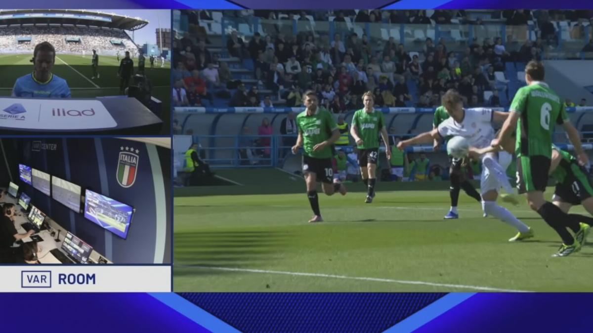 Moviola Sassuolo-Cagliari: "Idzes, tocco involontario ma braccio largo sul rigore"
