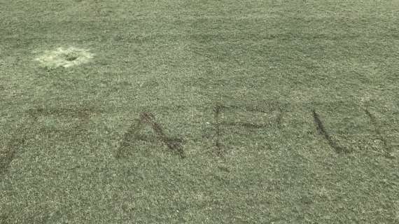 Gomez &lsquo;firma&rsquo; il terreno del Mapei Stadium: &egrave; polemica &ndash; FOTO