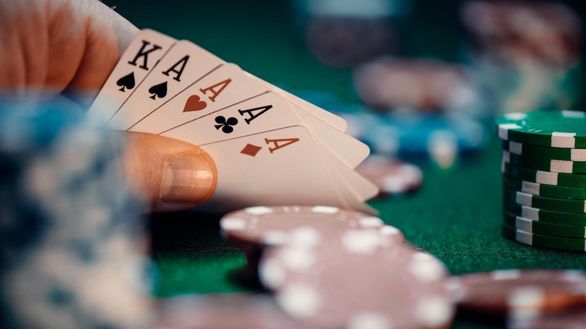 Arte della lettura dei tell nel poker in casino