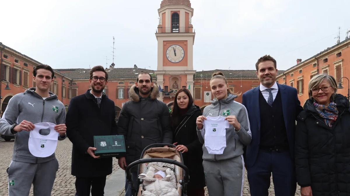 Sofia la prima nata a Sassuolo nel 2026: consegnato il primo baby kit neroverde