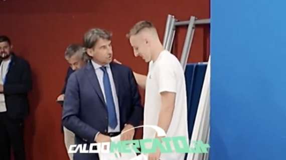 Carnevali e l'abbraccio 'neroverde' con Frattesi: lungo colloquio dopo Italia-Moldova - VIDEO
