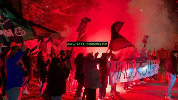 Sassuolo, i tifosi incitano la squadra prima del derby - VIDEO e FOTO
