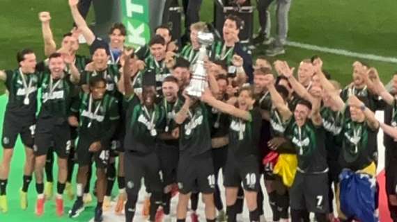 Sassuolo Catanzaro, premiazione con la Coppa Nexus per la vittoria della Serie B