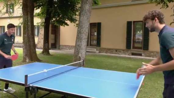 Locatelli sfida Pessina a ping pong a Coverciano: ecco chi ha vinto - VIDEO