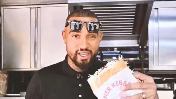 L'ex Sassuolo Boateng rinnova con l'Hertha. L'annuncio...con il kebab - VIDEO