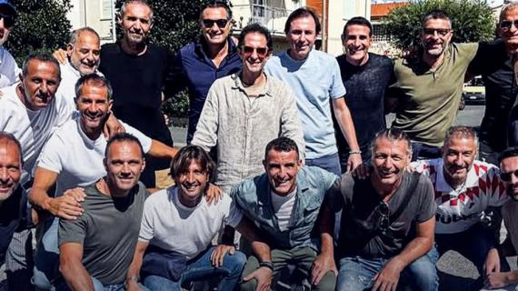 Festa a sorpresa per Igor Protti: compleanno numero 58 con gli ex compagni del Bari, c'è Bigica