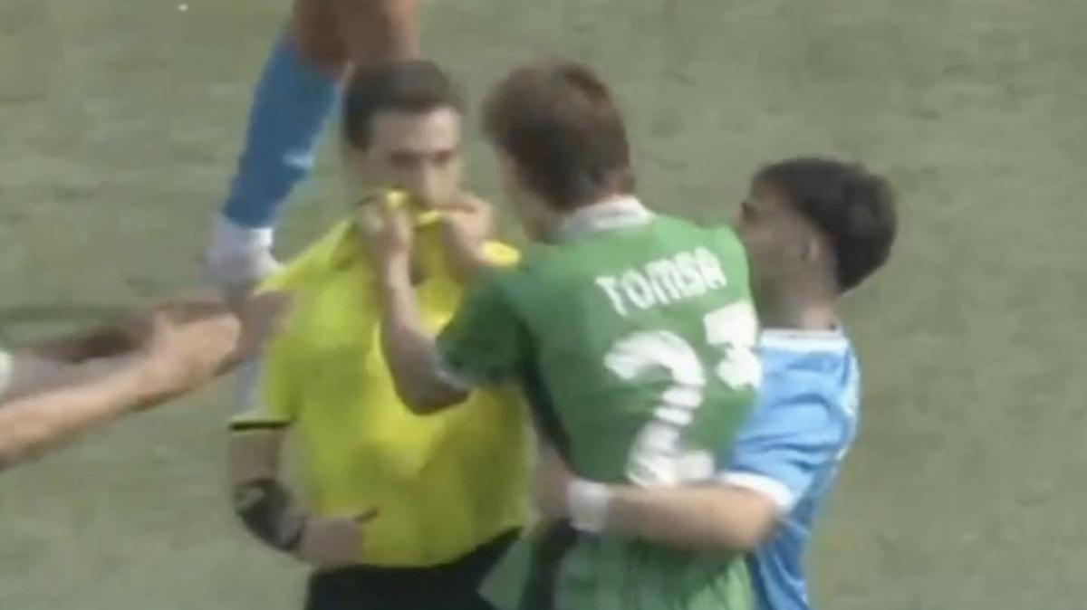 Follia di Tomsa: strattona l'arbitro dopo l'espulsione e anche il ds Carbone