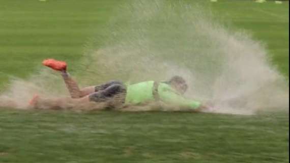 Ritiro Sassuolo, allenamento sotto la pioggia con sfida di aquaplaning